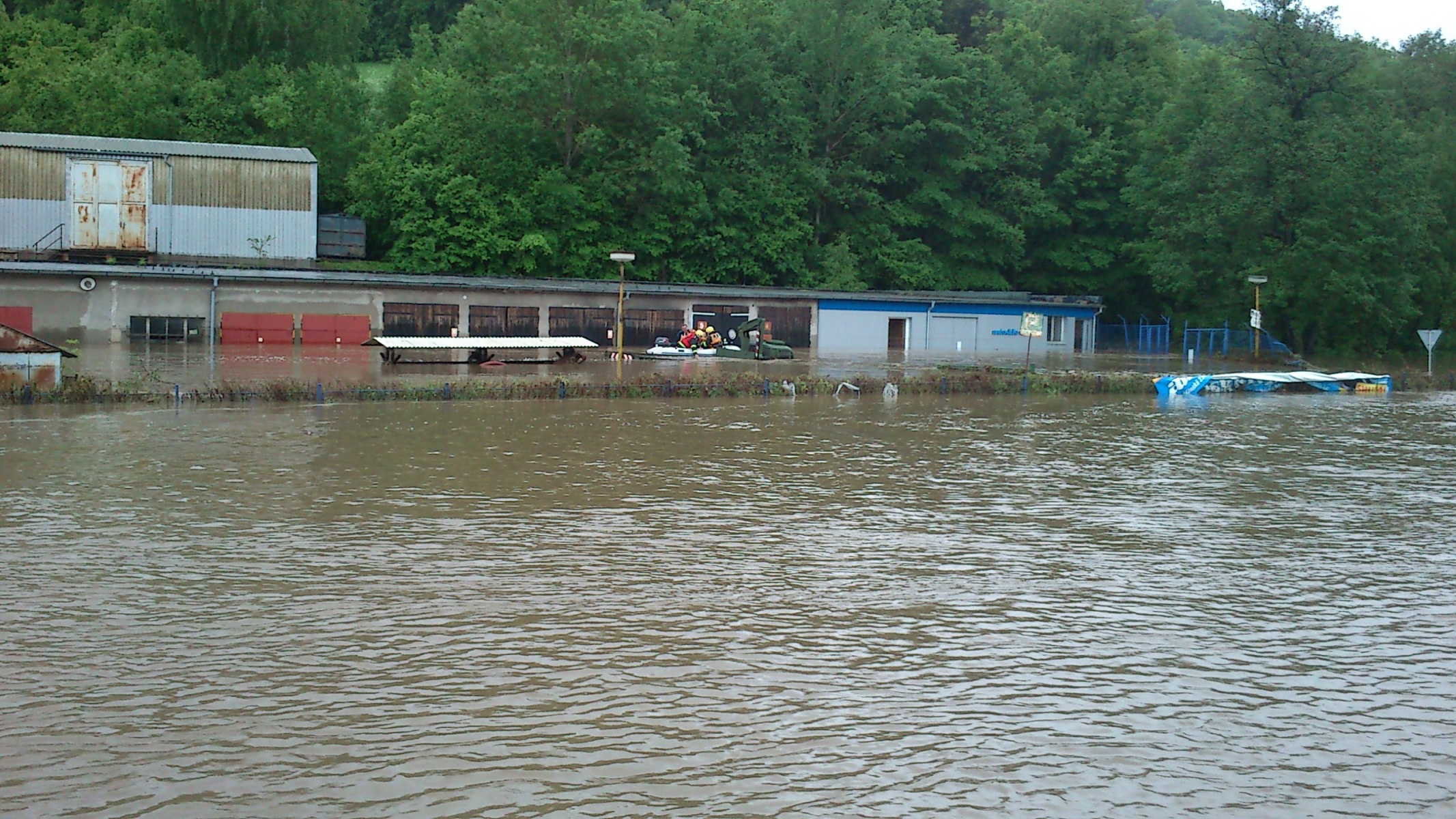 4 Záchrana čtyř osob ze zaplaveného auta, Český Krumlov - 2. 6. 2013 (4).jpg
