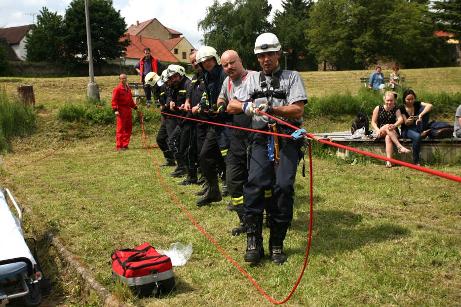 5 Záchrana osoby po pádu z hradeb, Bechyně - 7. 6. 2013 (5).jpg