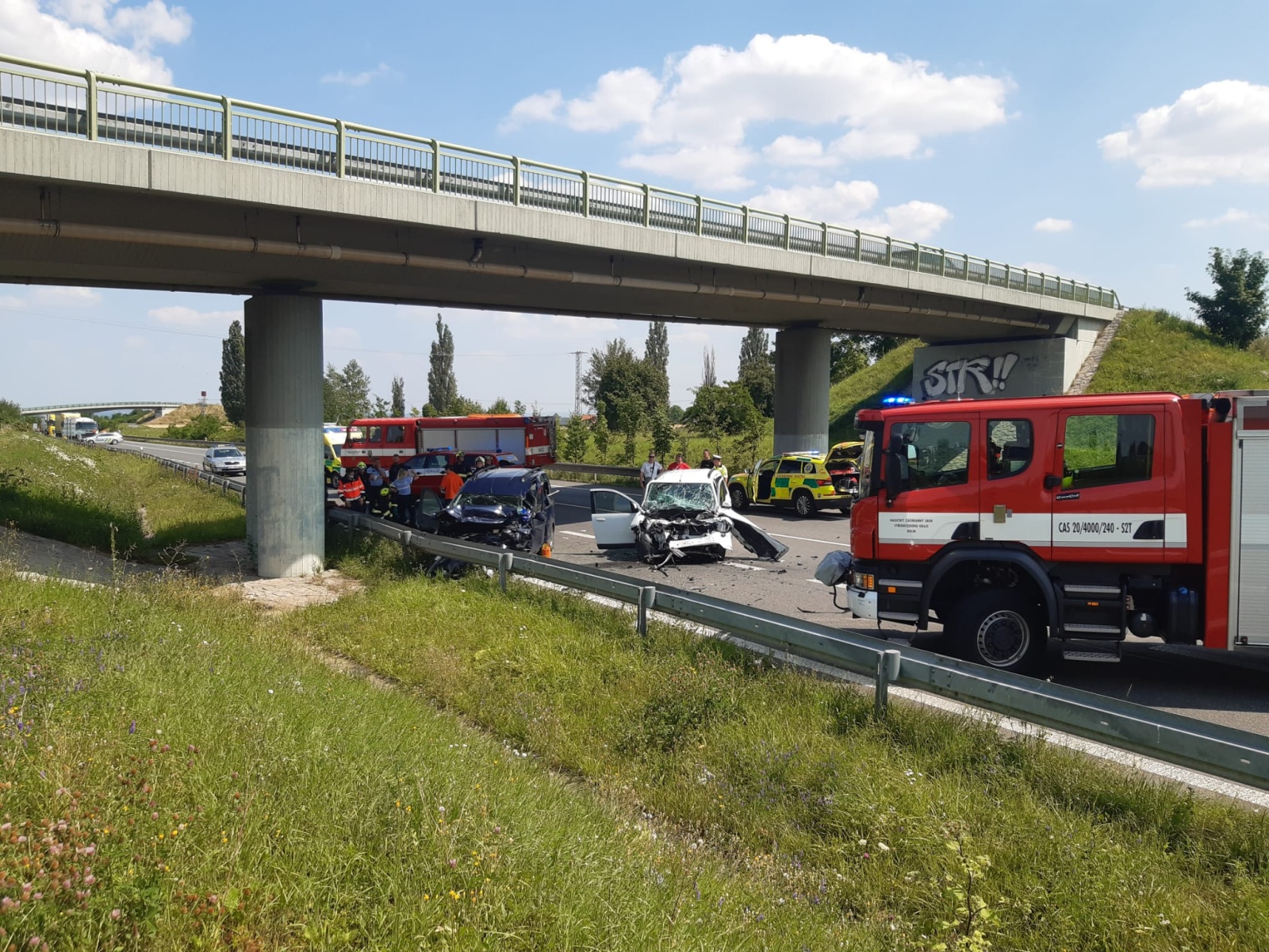 6_SČK_DN_pohled na zničené vozy, hasiče a ostatní záchranné složky při práci.jpg