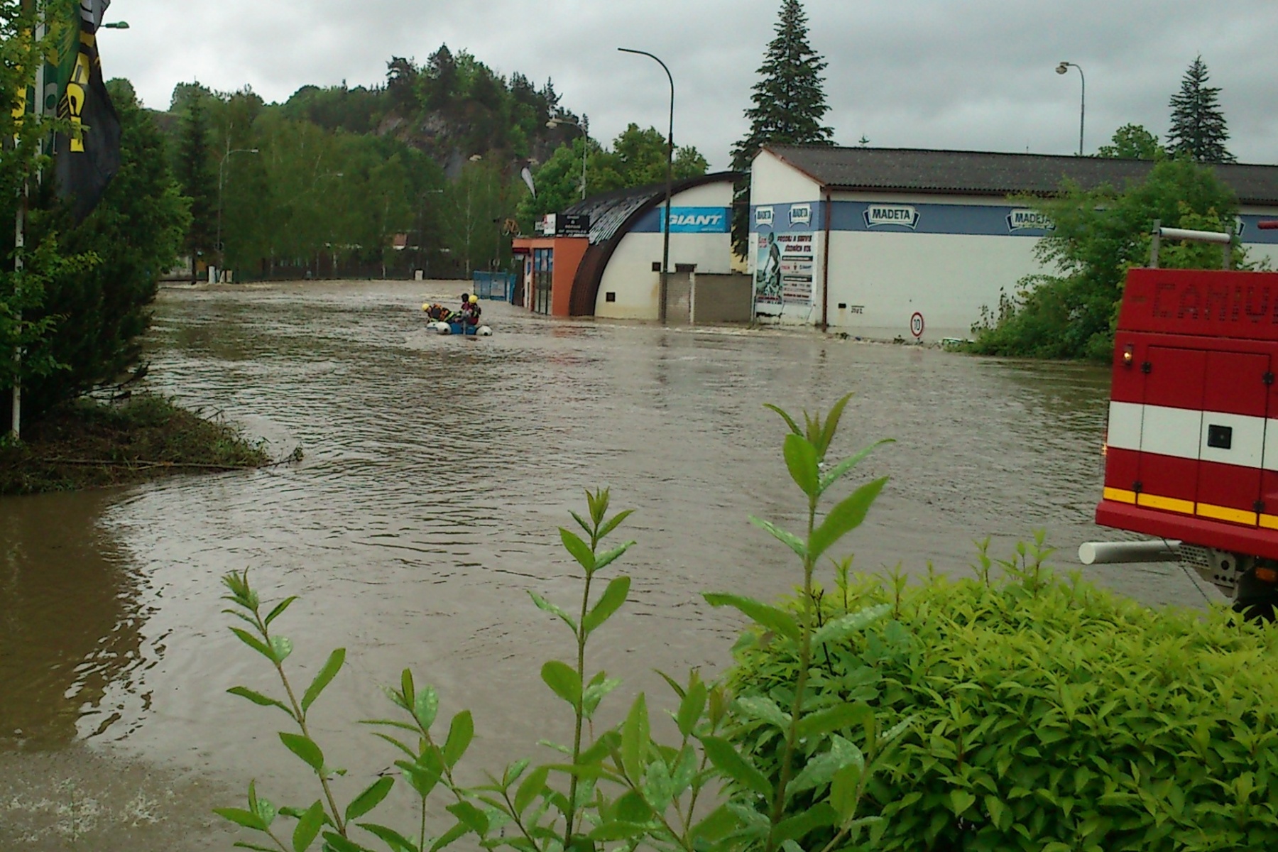 8 Záchrana čtyř osob ze zaplaveného auta, Český Krumlov - 2. 6. 2013 (8).jpg