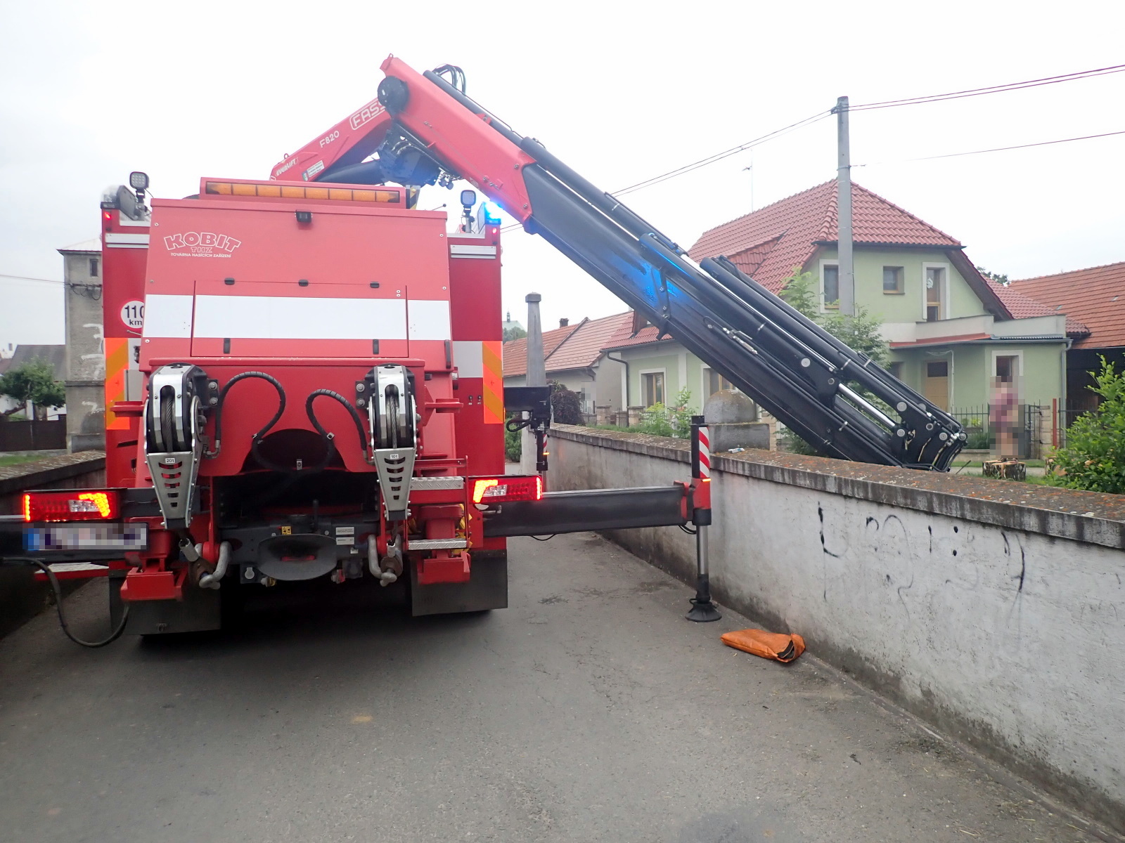 8_ZLK_DN_Vyprošťovací automobil vytahuje auto z potoka.jpg