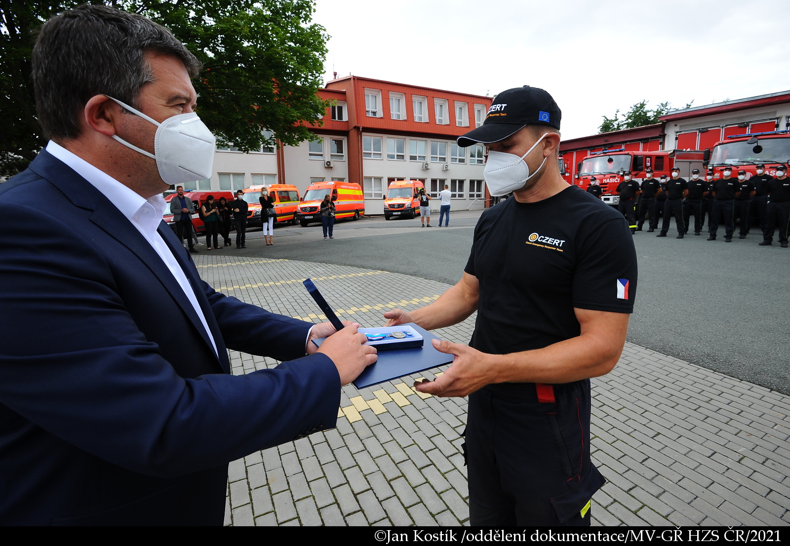 9_Ministr vnitra Jan Hamáček uděluje medaili jednomu z hasičů zasahujícího v Řecku (2).JPG