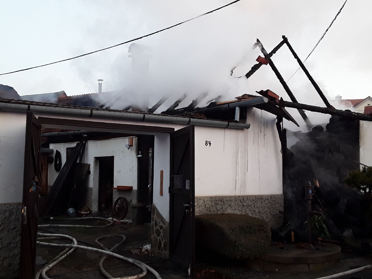 Čtyři jednotky hasičů likvidovaly požár stodoly