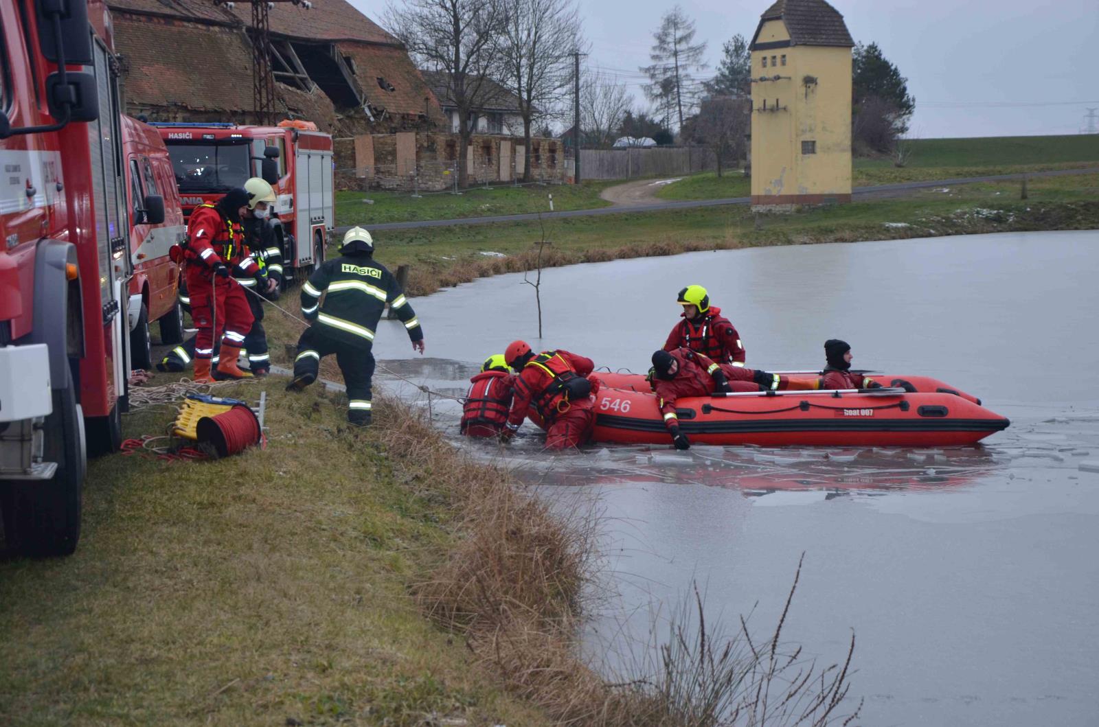 Cvičení záchrana na ledu (1).JPG