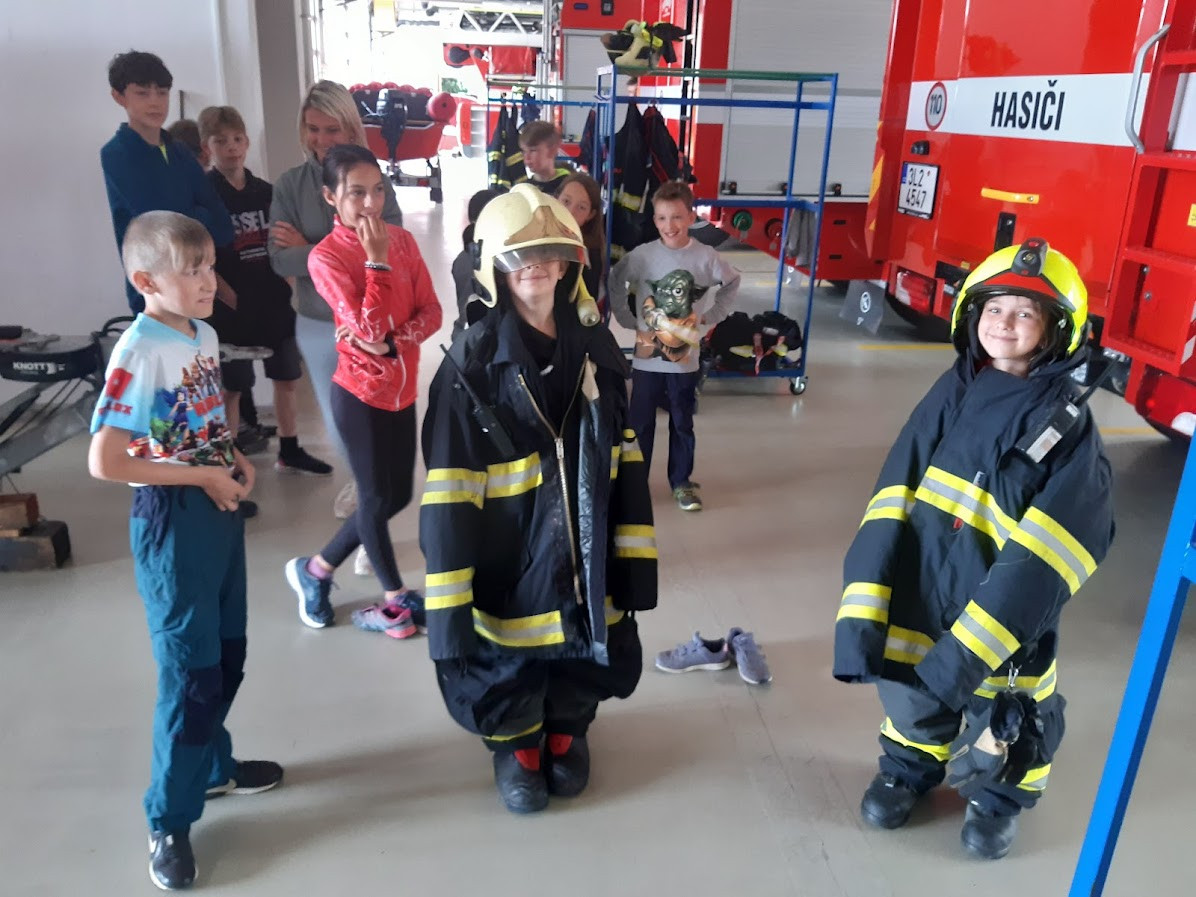 Děti si mohly vyzkoušet součásti zásahového oděvu hasičů
