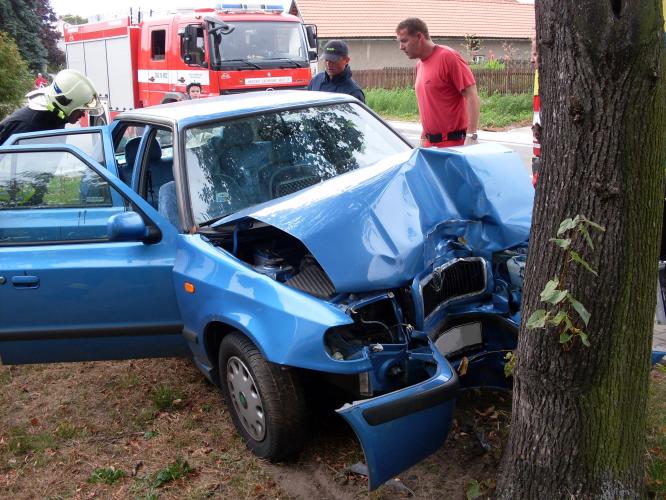 Takto skončil řidič s vozem v BUkovině nad Labem