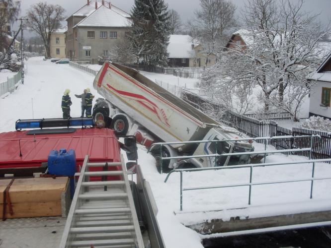 V Krouně sjel nákladní automobil do potoka. Jeho vyproštění trvalo 2,5 hodiny