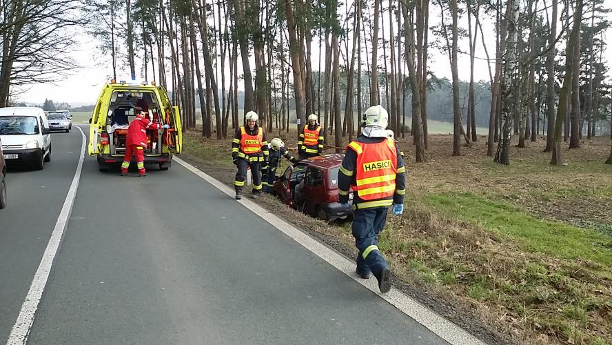 Řidič Renaultu narazil na silnici u obce Časy do mostku