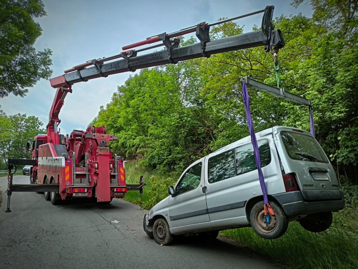 DN OA, Hýsly - převrácení auta zpět na kola (5).jpg