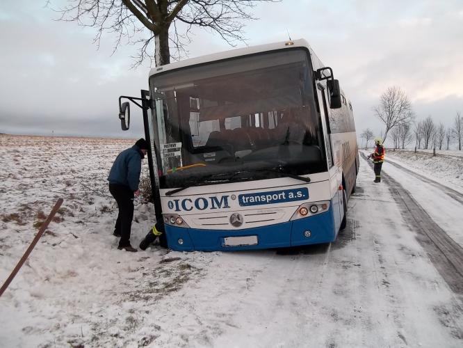 V autobusu cestovalo přibližně 40 osob