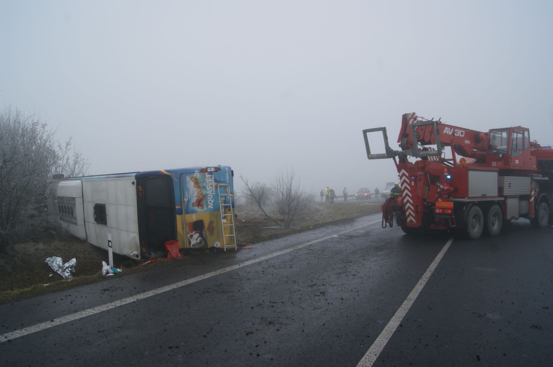 Dopravní nehoda autobusu Panenský Týnec (1).JPG