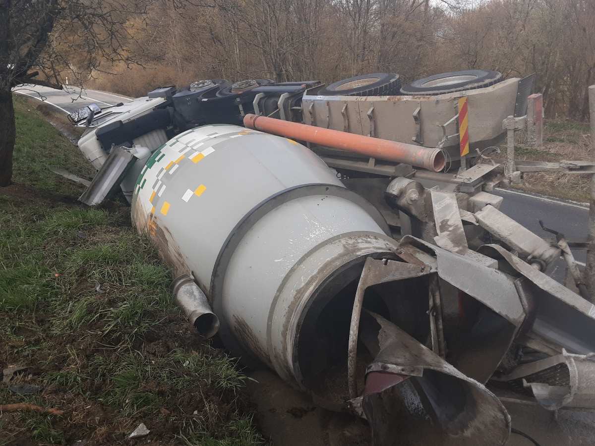 Dopravní nehoda nákladního vozidla u Náměště nad Oslavou