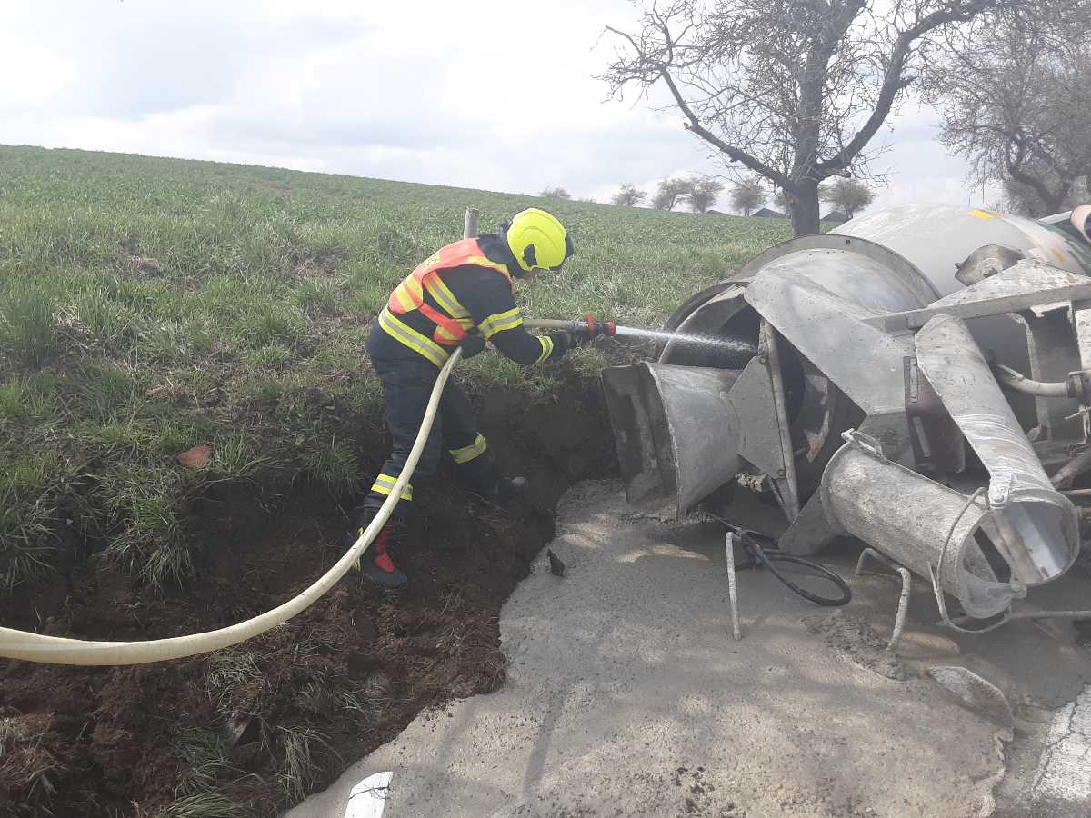 Dopravní nehoda nákladního vozidla u Náměště nad Oslavou