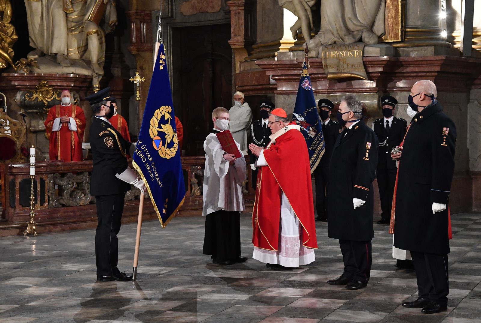 HÚOPH_mše svatá_kardinál Duka žehná novému praporu za přítomnosti členů vedení HZS ČR.jpg