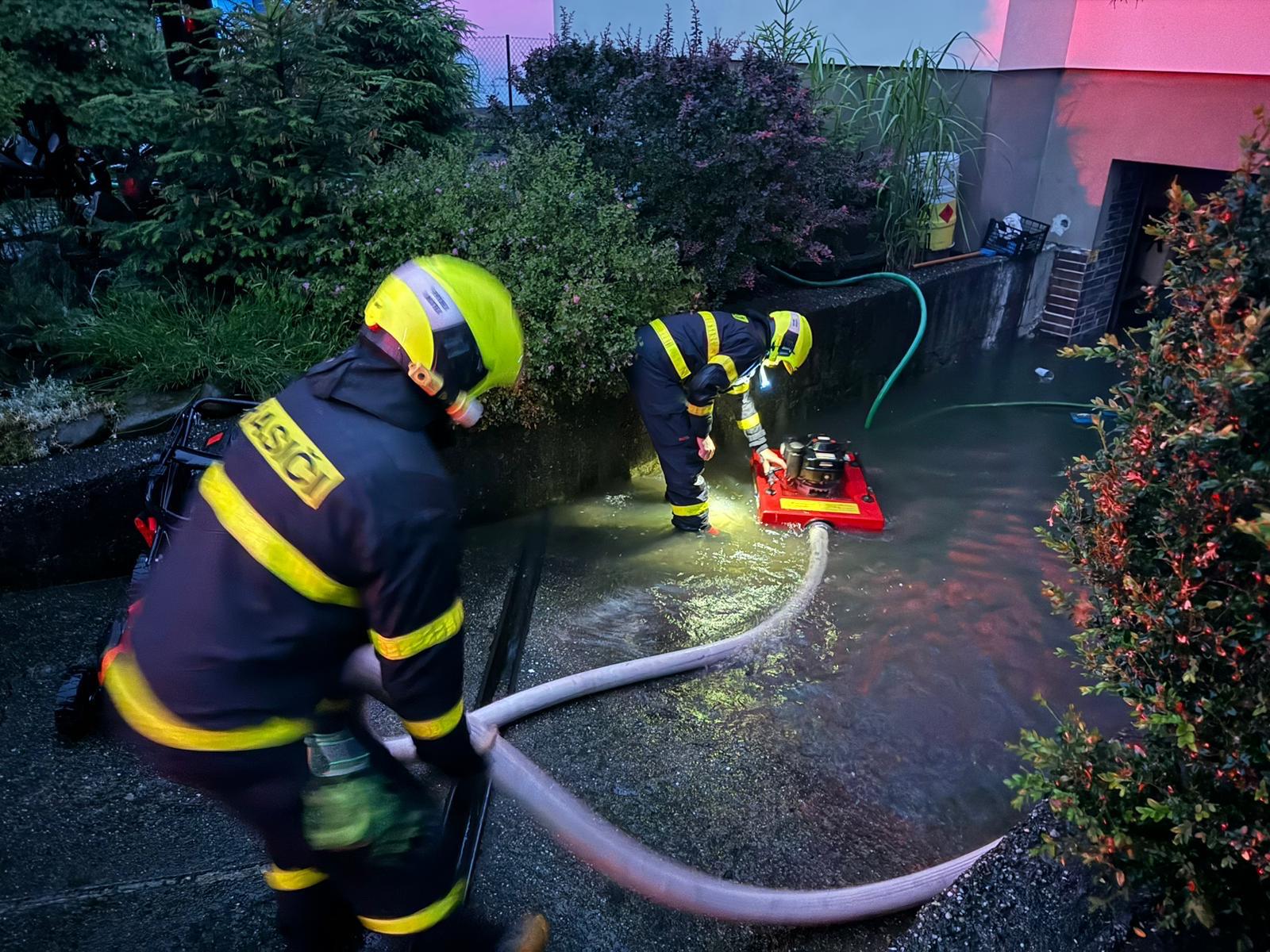 Hasiči HZS MSK odstraňují následky dešťů a bouřek v Moravskoslezském kraji