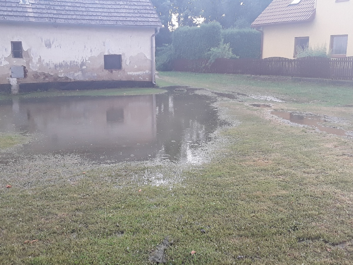 Hasiči likvidovali následky bouřky.