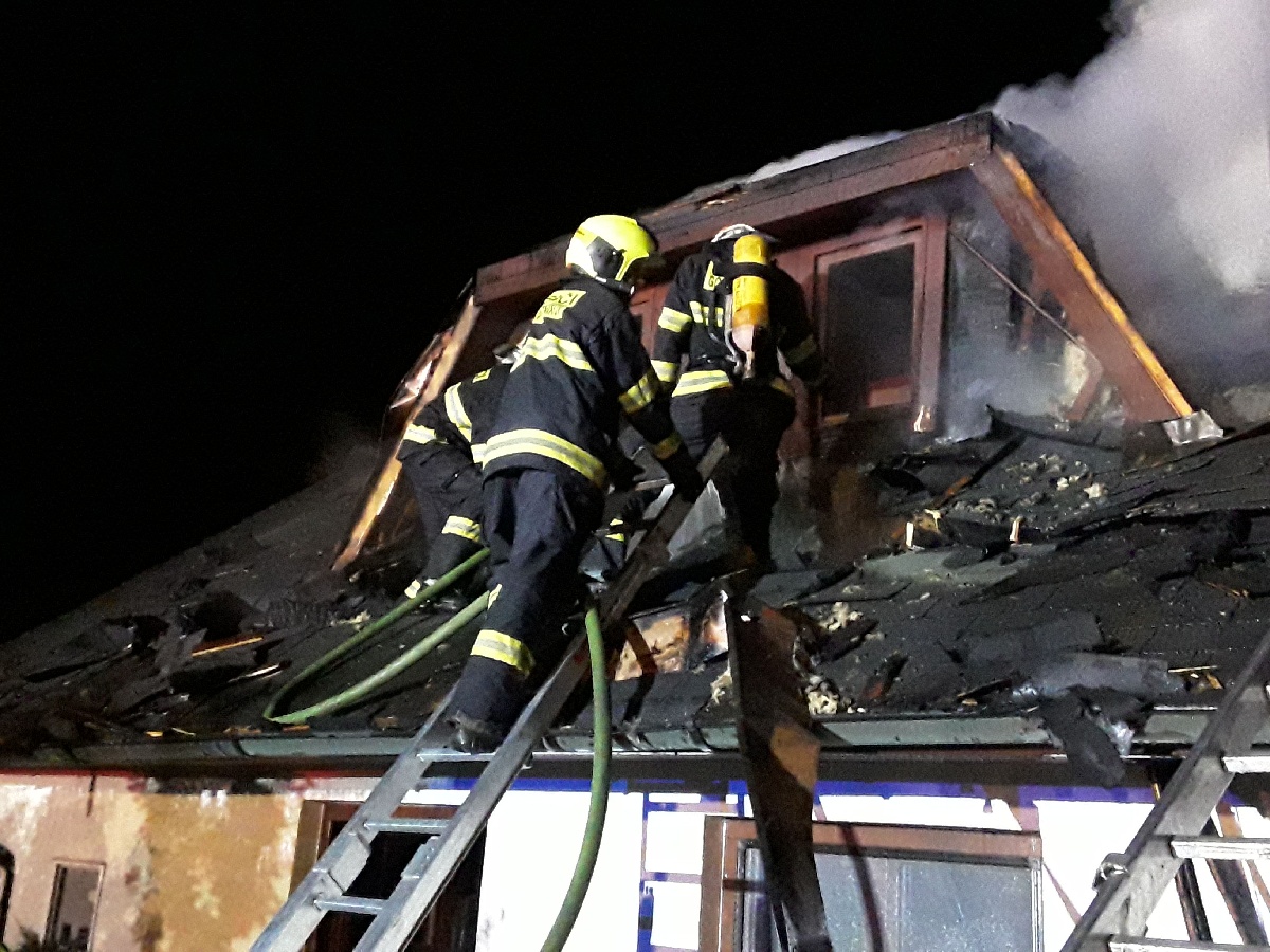 Hasiči likvidovali požár rekreační chalupy v obci Kraborovice.