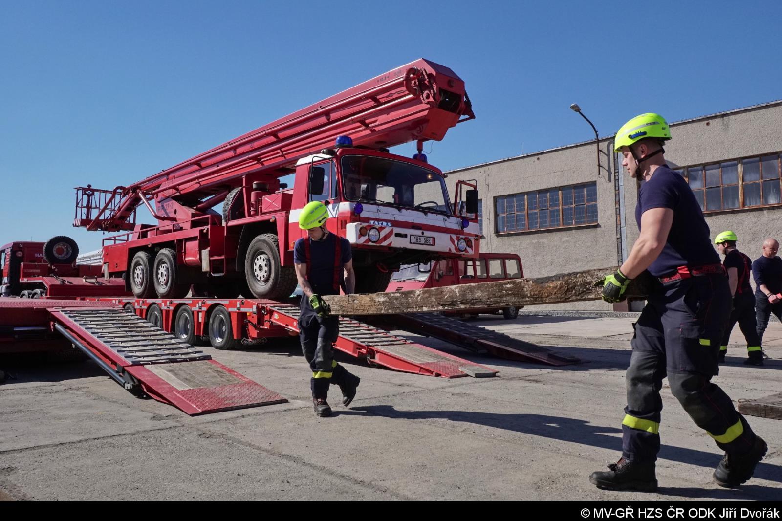 Hasiči nakládají automobilovou plošinu na tahač (3).JPG