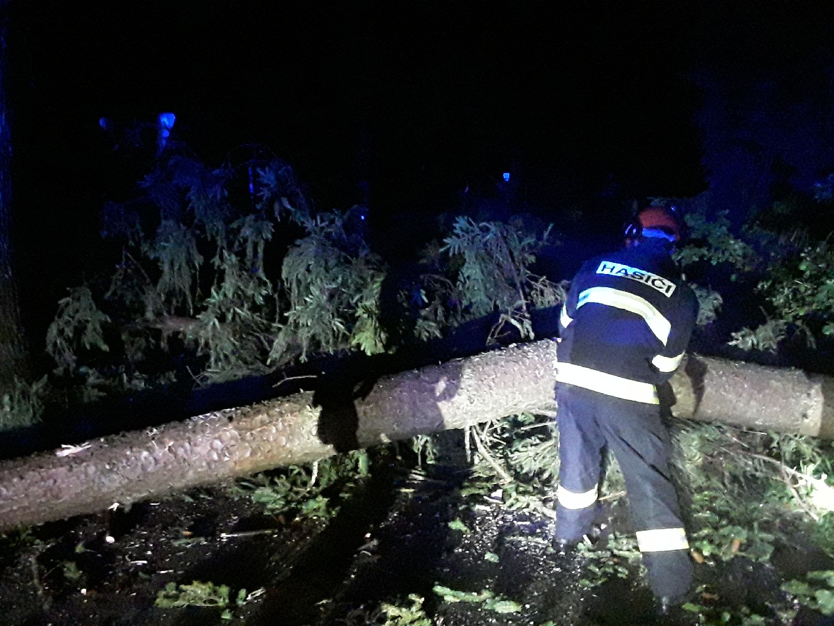 Hasiči odstraňovali následky noční bouřky