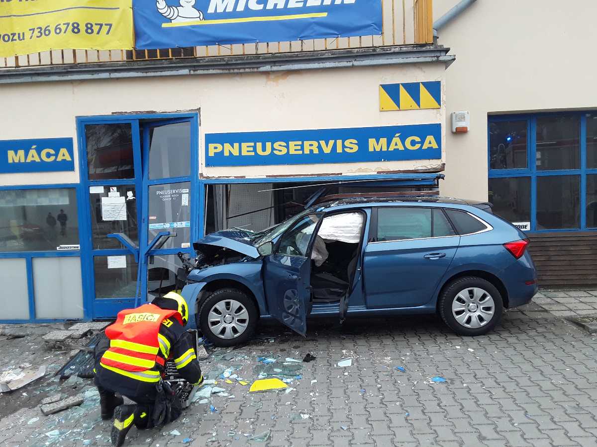 Hasiči zasahovali u nárazu osobního vozidla do budovy