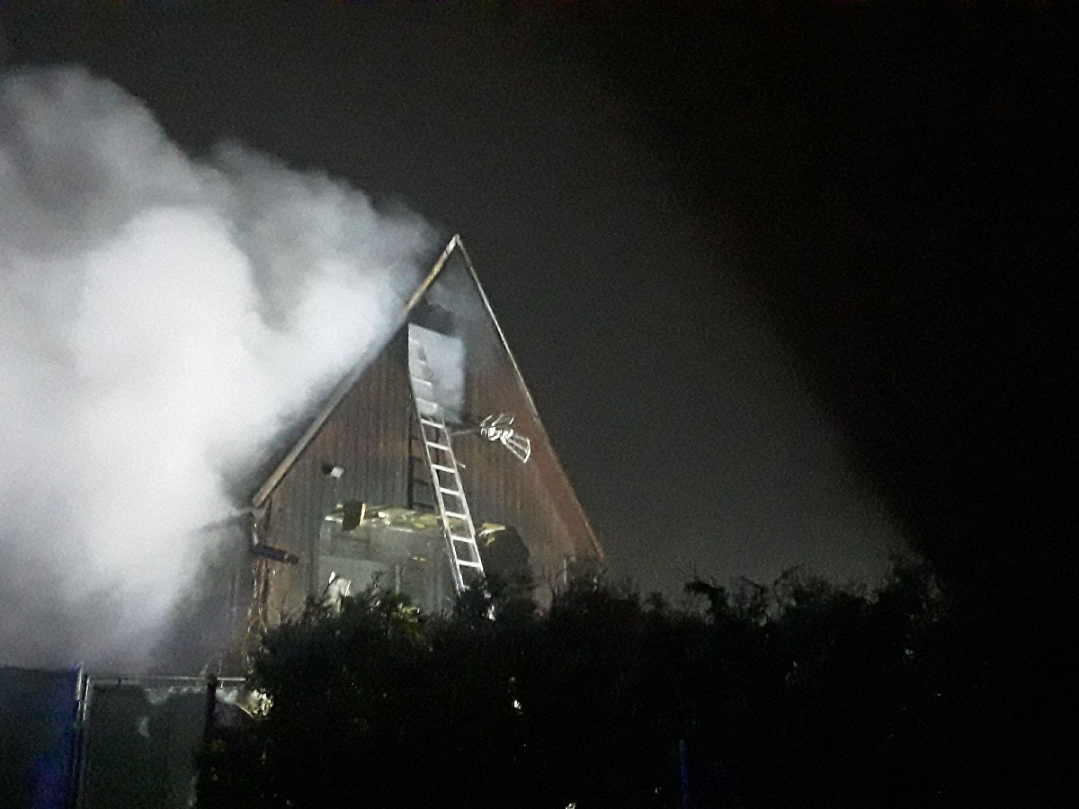 Hasiči zasahovali u požáru chaty ve Velkém Meziříčí. Plameny napáchaly škodu za 400 tisíc korun.