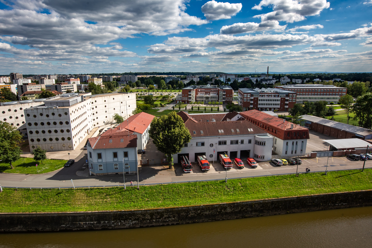 Krajské ředitelství HZS Královéhradeckého kraje a centrální stanice Hradec Králové, nábřeží U Přívozu