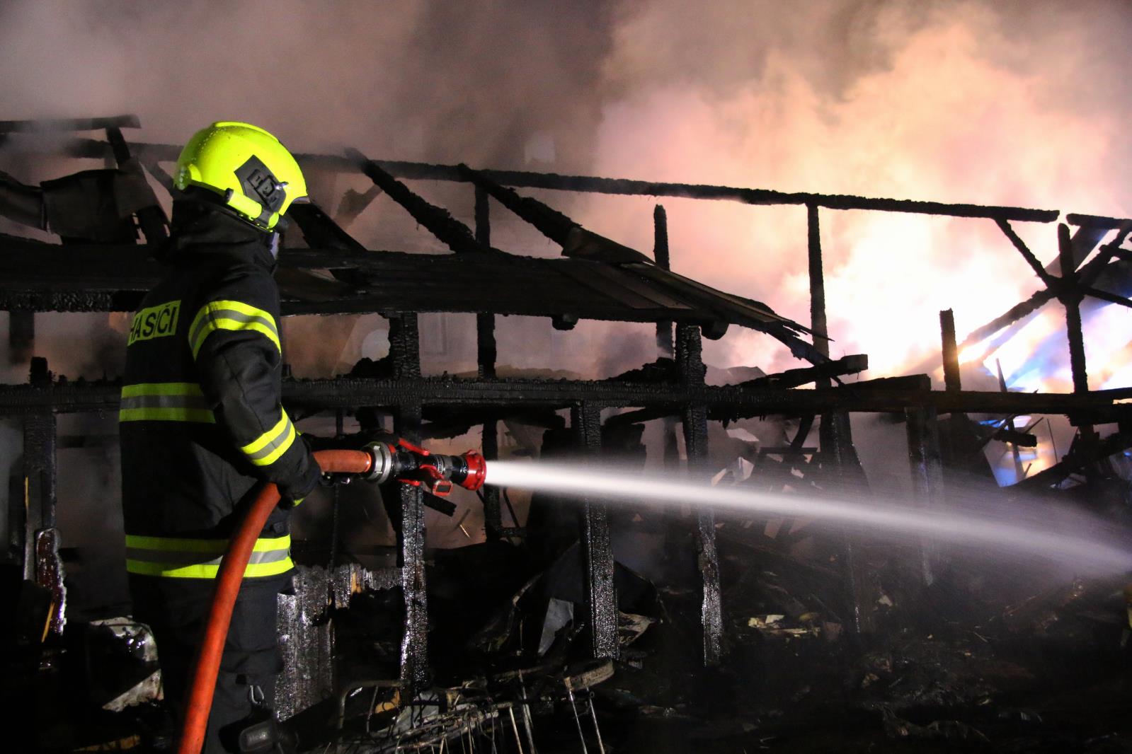 LIK_Pohled na hasiče při hašení hořícího objektu.jpg