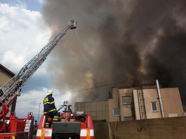 Do statistiky hasičů se za rok 2014 nejspíš zapíše požár galvanovny v Lanškrouně z 20. dubna