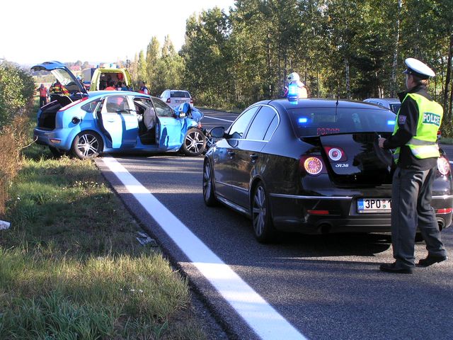 Nehoda tří osobních vozidel na D5