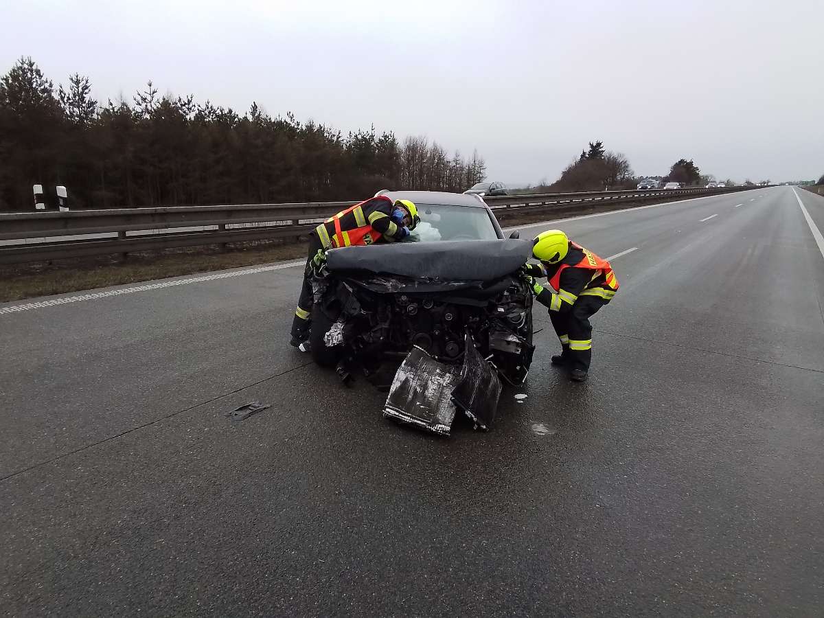 Nehoda dvou osobních vozidel na dálnici D1.