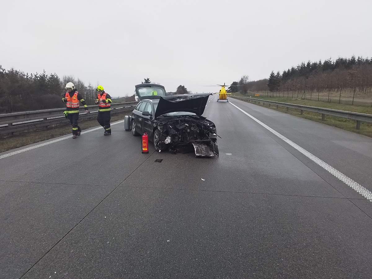 Nehoda dvou osobních vozidel na dálnici D1.