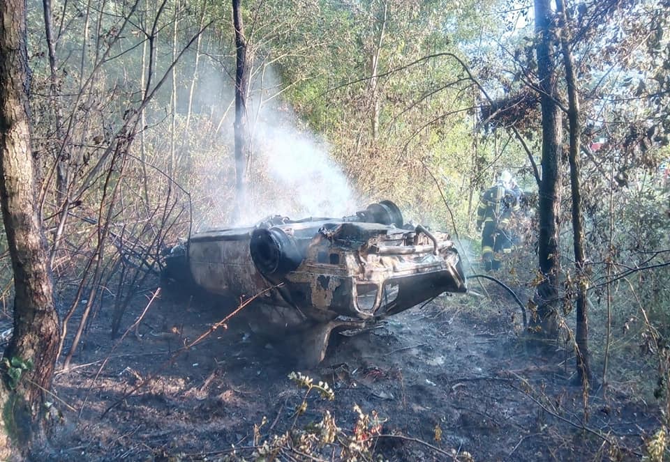 Orlickoústecko uvězněný muž v hořícím voze2 16.9.2020.jpg