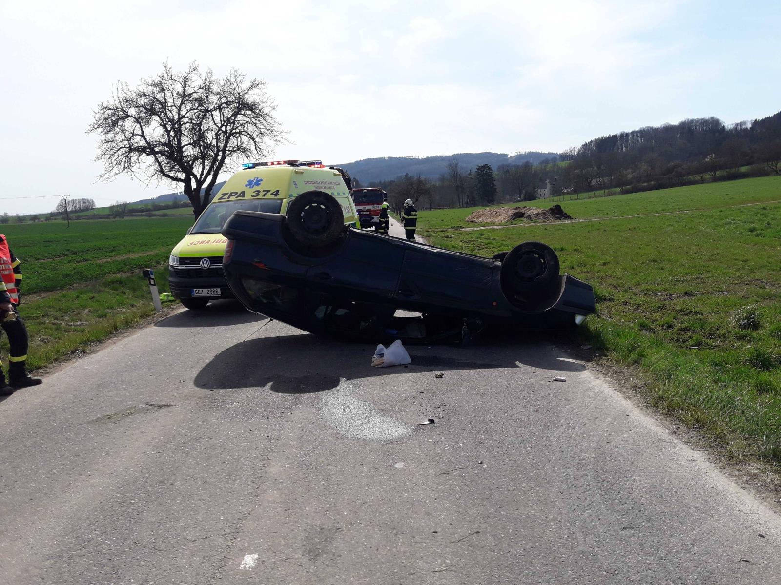 Osobní auto na střeše Městečko Trnávka1 28.4.2021.jpg