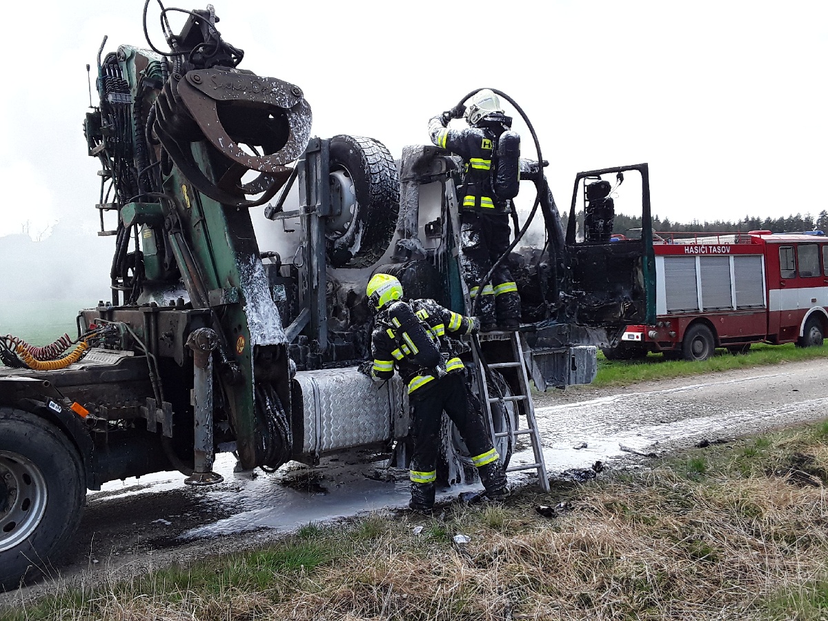 Plameny zanechaly na vozidle škodu půl milionu korun