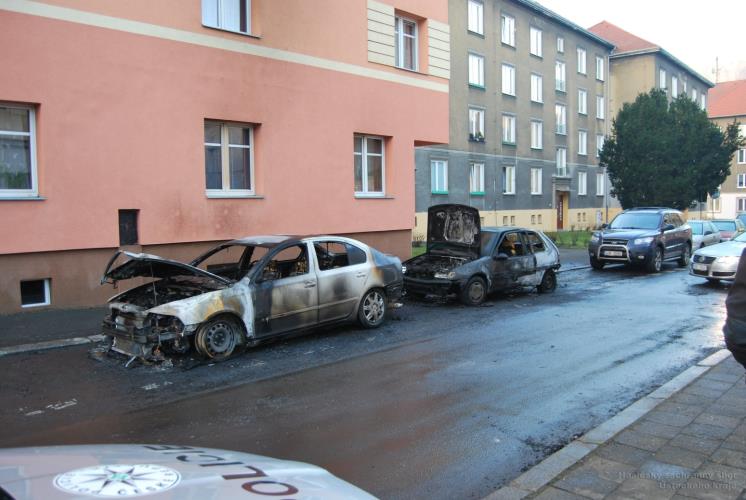 Požár dvou osobních aut Ústí nad Labem 2.jpg