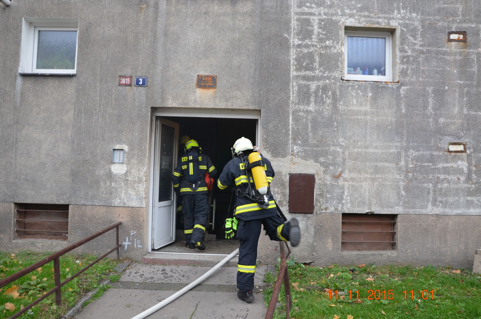 Požár na chodbě domu v Chomutově (1).JPG