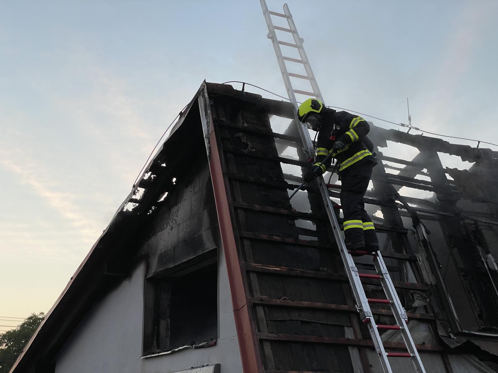 Pozar Trnavka - strecha prodejny