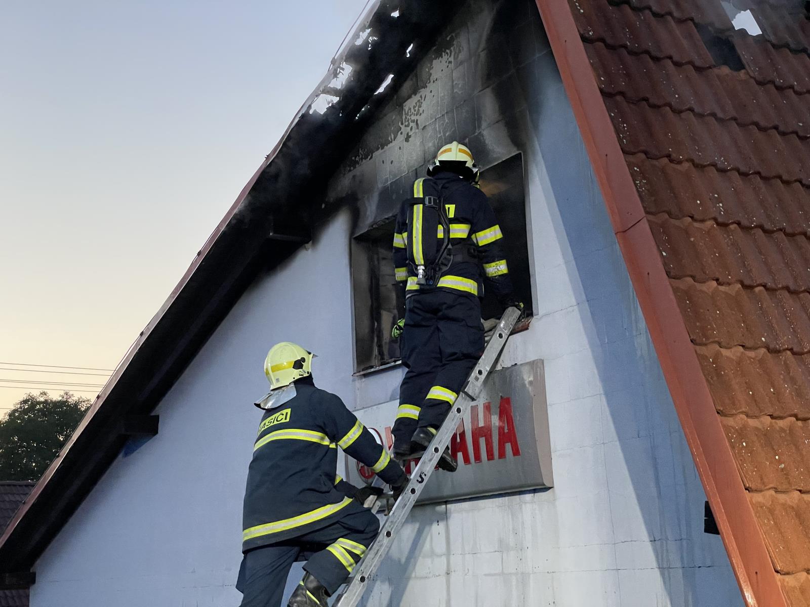 Pozar Trnavka - strecha prodejny