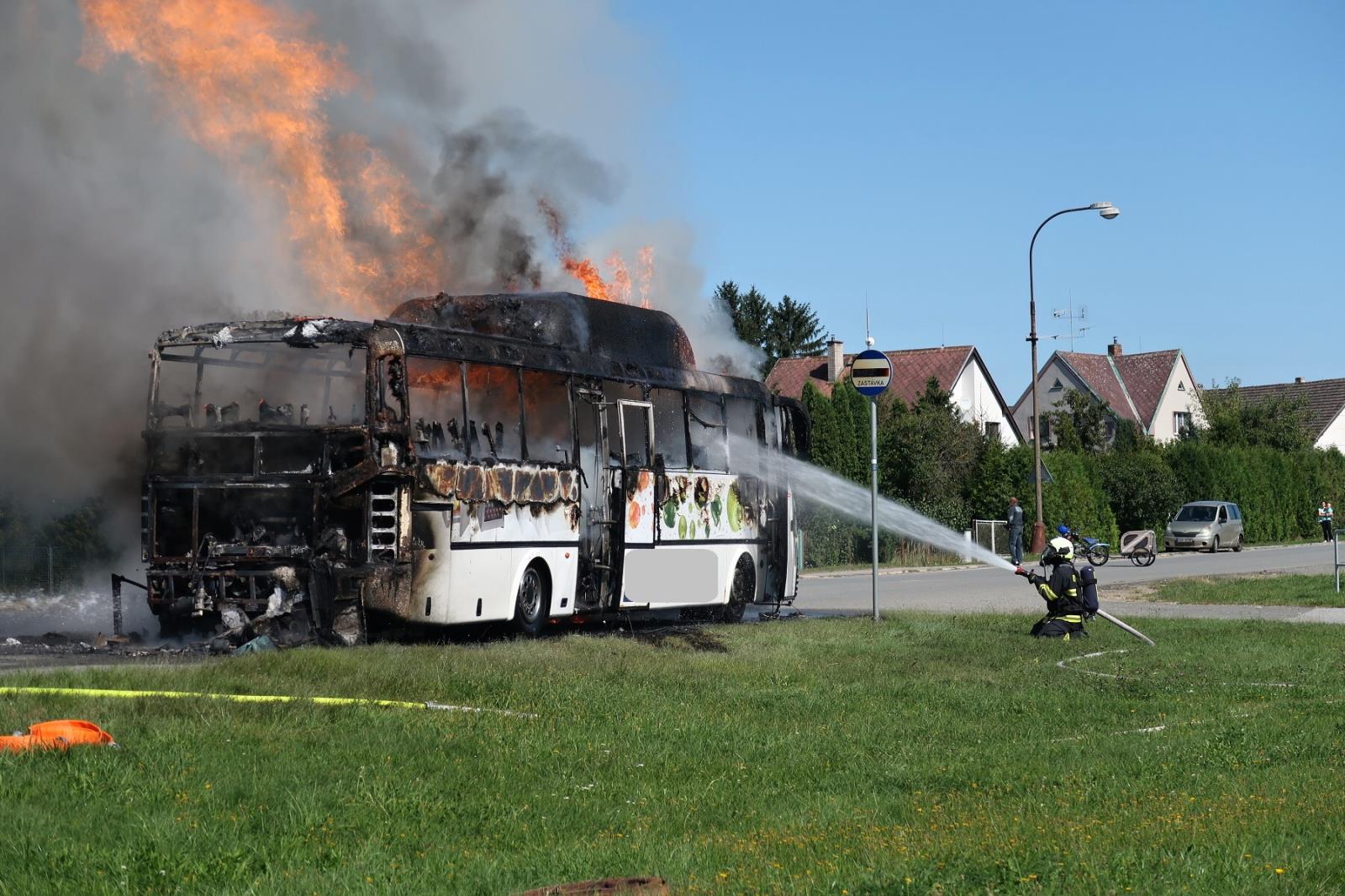 Požár autobusu, Vřesce - 4. 9. 2019 (7).JPG