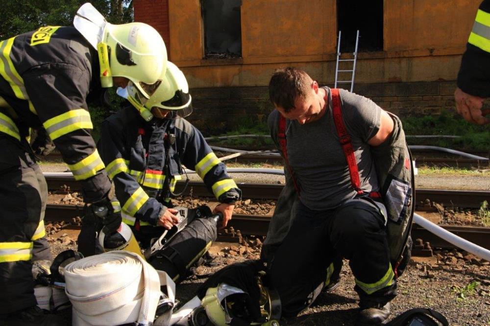 Požár bývaleho nádražního skladu Děčín (7).jpg