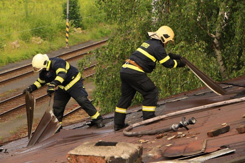 Požár bývaleho nádražního skladu Děčín (9).jpg