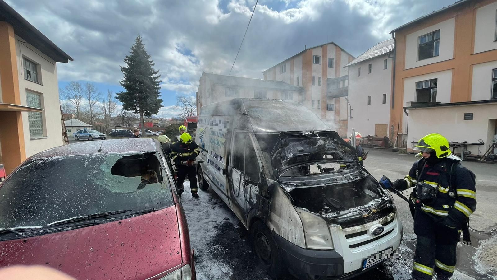 Požár dodávky a osobního auta (4).jpg