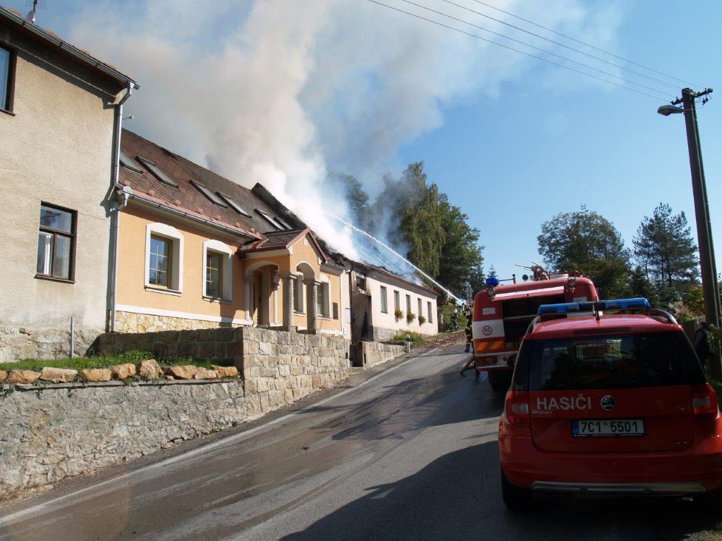 Požár domu, Kunžak - 2. 10. 2017 (2).jpg