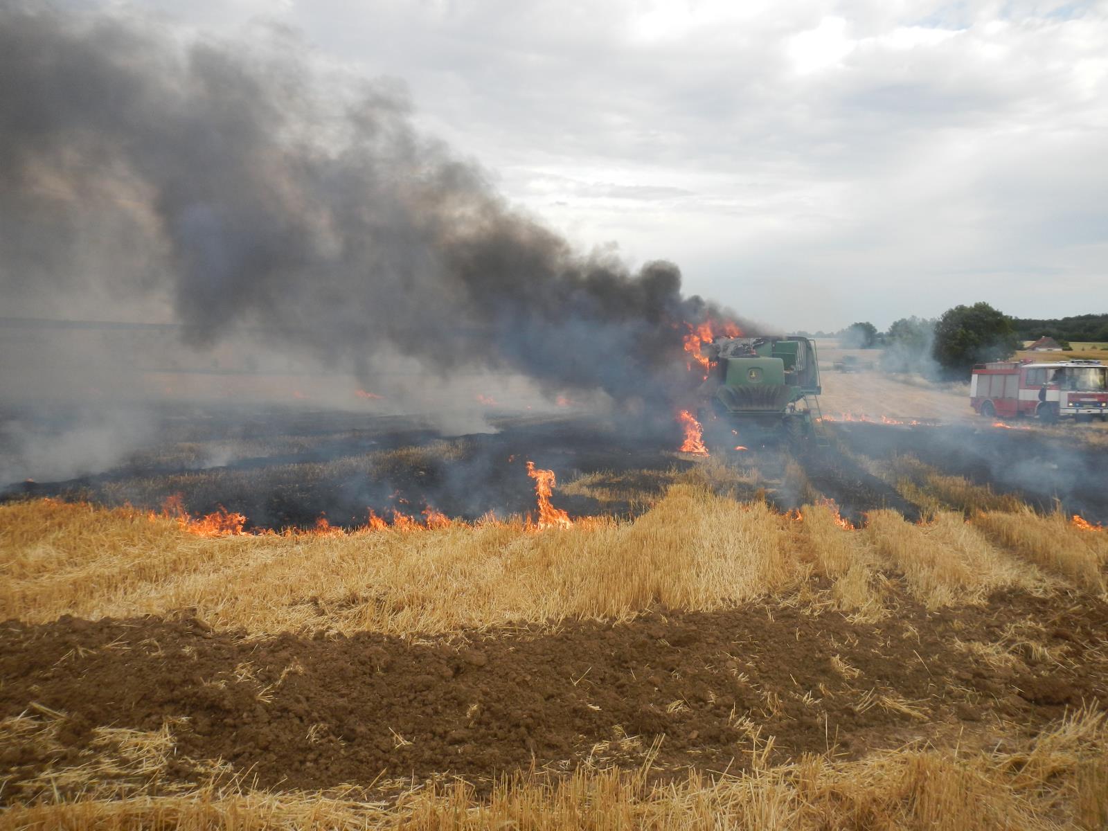 Požár kombajnu, Křenovice - 6. 7. 2019 (1).JPG