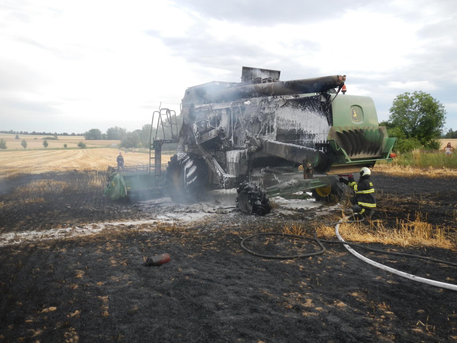 Požár kombajnu, Křenovice - 6. 7. 2019 (5).JPG