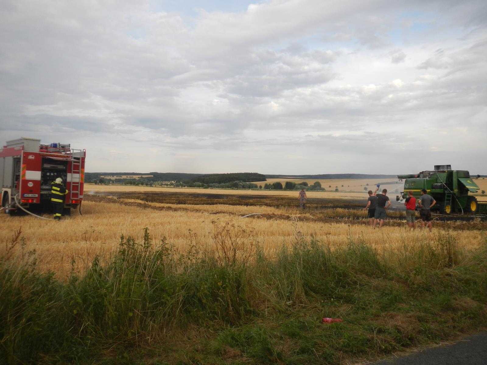 Požár kombajnu, Křenovice - 6. 7. 2019 (7).JPG