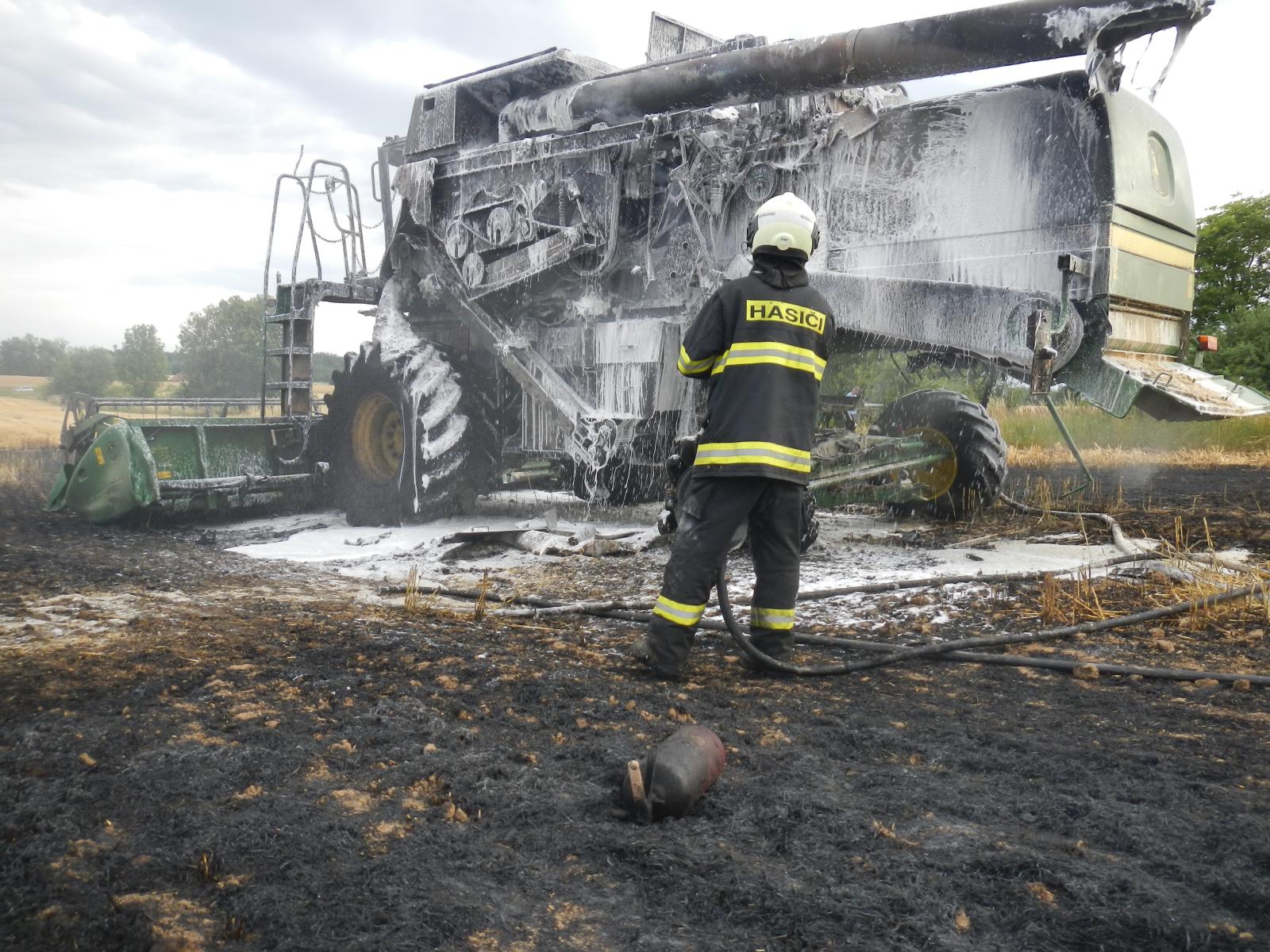 Požár kombajnu, Křenovice - 6. 7. 2019 (8).JPG