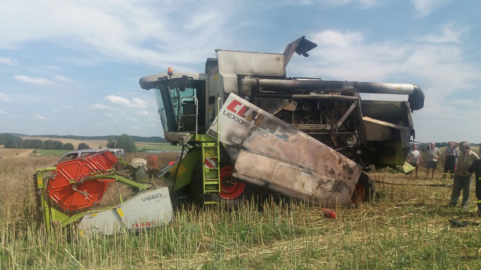 Požár kombajnu, Skaličany - 2. 8. 2017 (1).jpg