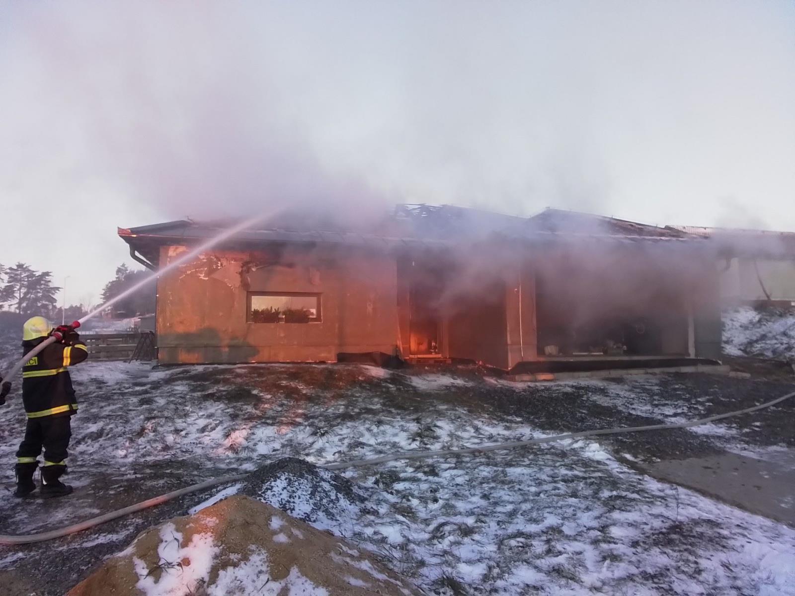 Požár novostavby rodinného domu v Rudíkově na Třebíčsku