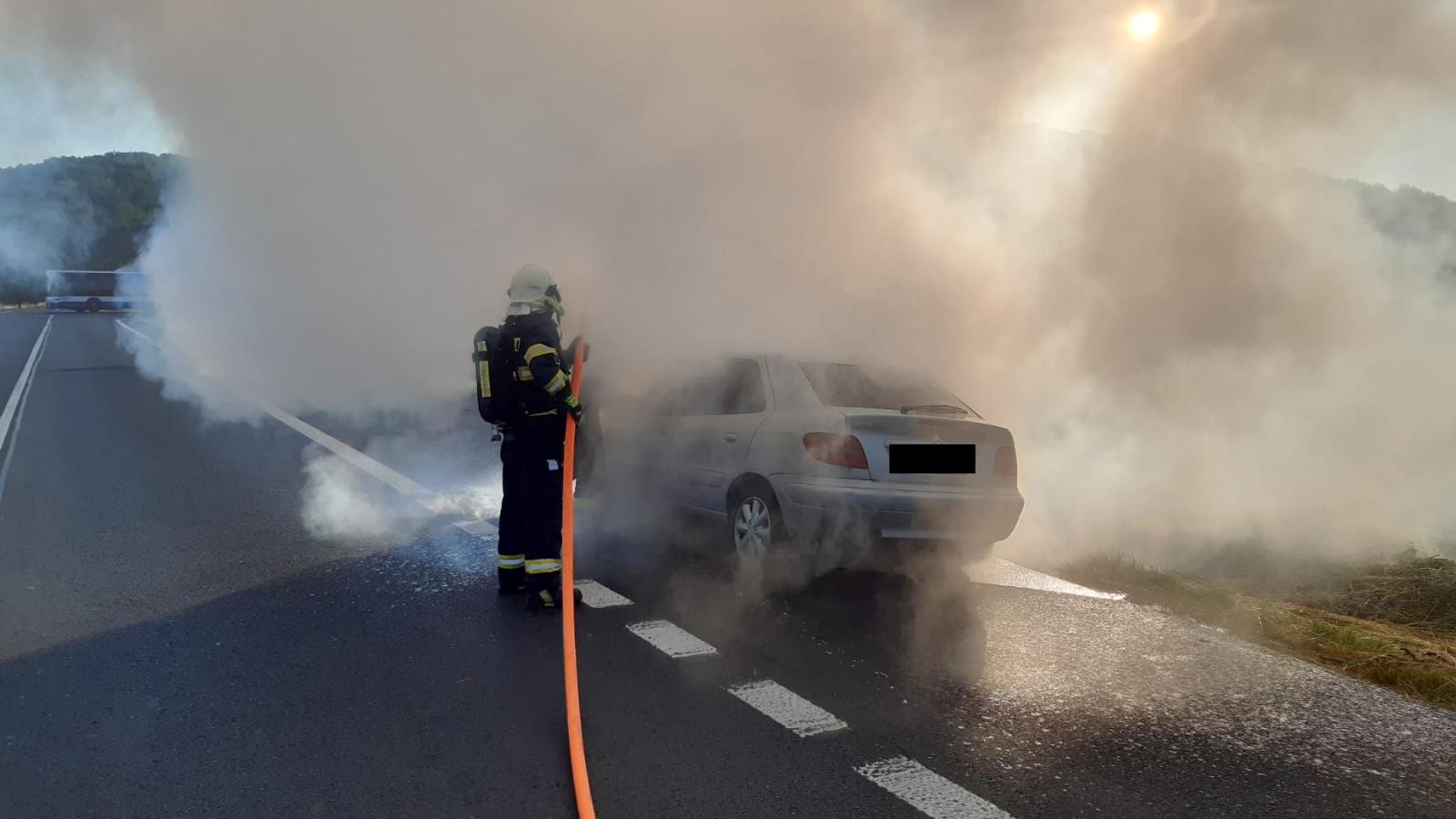 Požár osobního auta Kozly (2).jpg